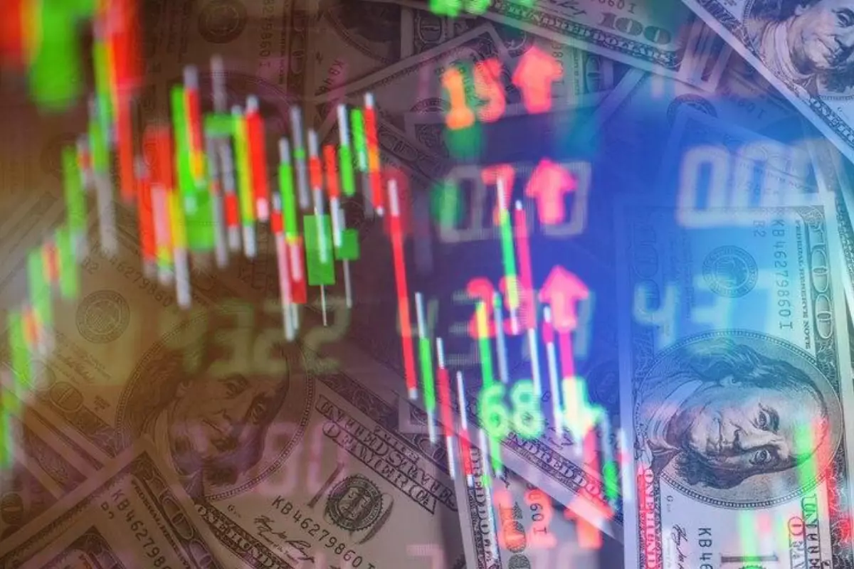  Иностранцы продают доллары: эксперты объяснили необычное поведение валютного рынка