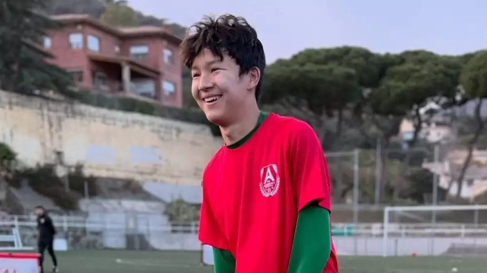 15 жастағы қазақстандық футболшы “Барселонамен“ келісімшартқа отырды