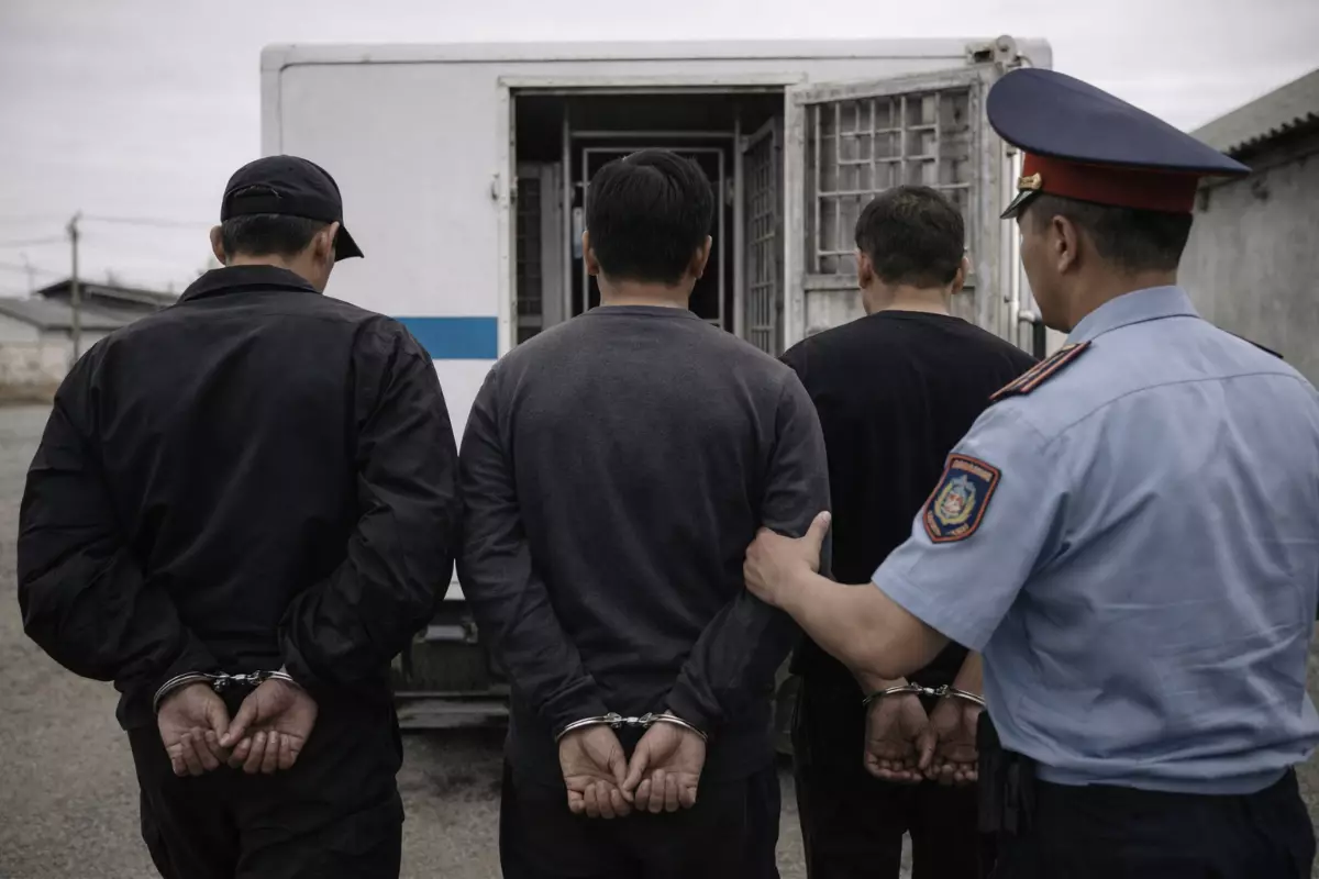 Перелом глазницы и удары палками: за избиение полицейского в Атырау преступников отправили в колонию