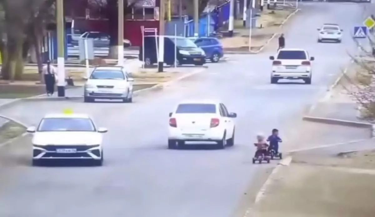 Детская велопрогулка по дороге в Индере чуть не закончилась трагедией