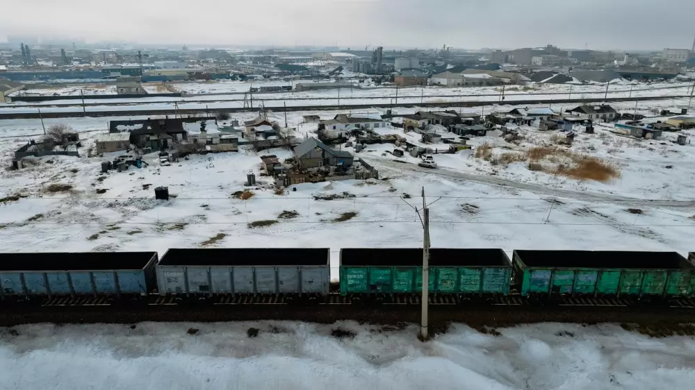 Воду в “бермудский треугольник“ Астаны привозят по рельсам из-за одного жителя