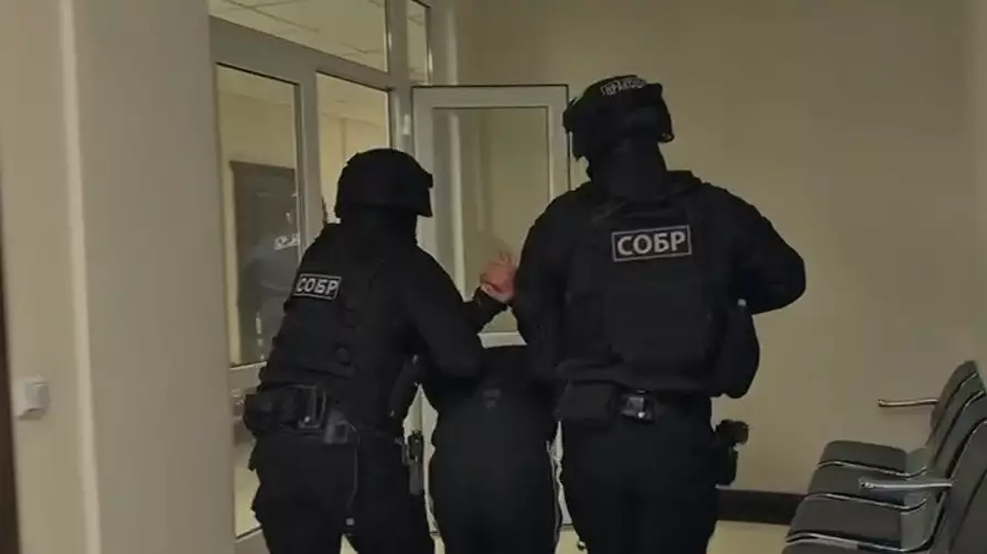 «Өкінемін, кінәлімін»: Полиция қызметкерін жабылып ұрғандар кешірім сұрады