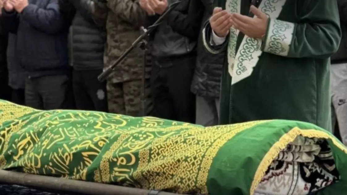 Қаралы үйдің есігіндегі жазба қызу талқыға түсті