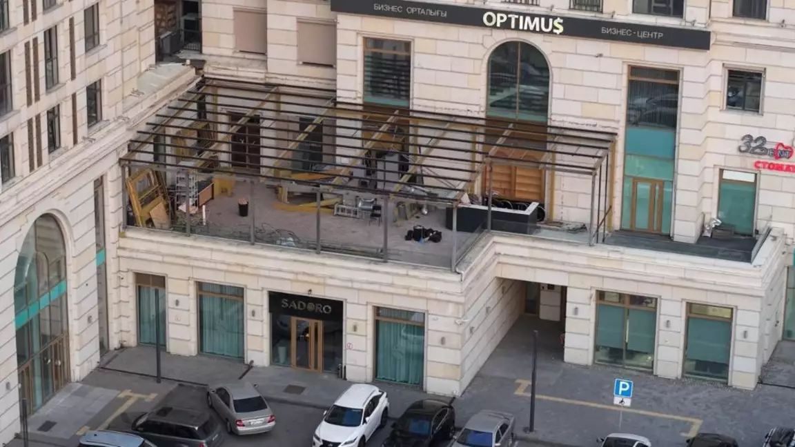 Алматыда заңсыз салынған мейрамхана қабаты бұзылды