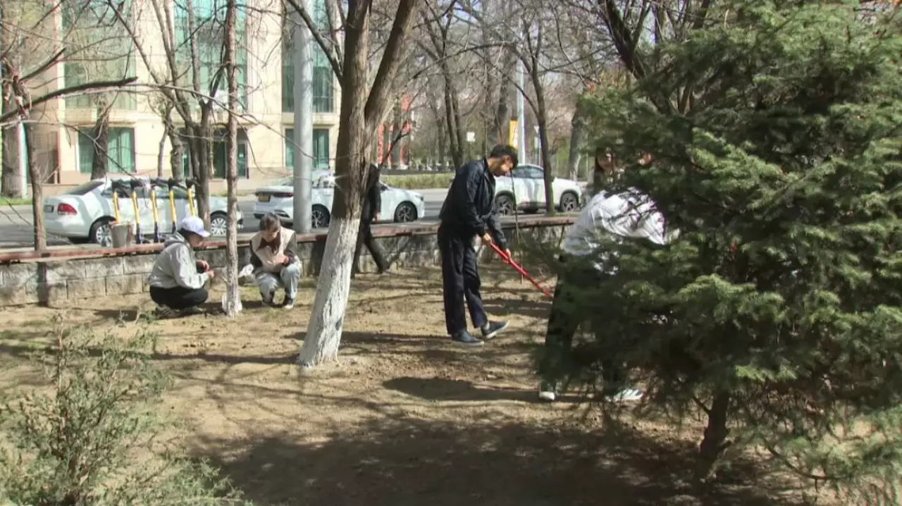 Студенты присоединились к экоакции «Таза бейсенбі»