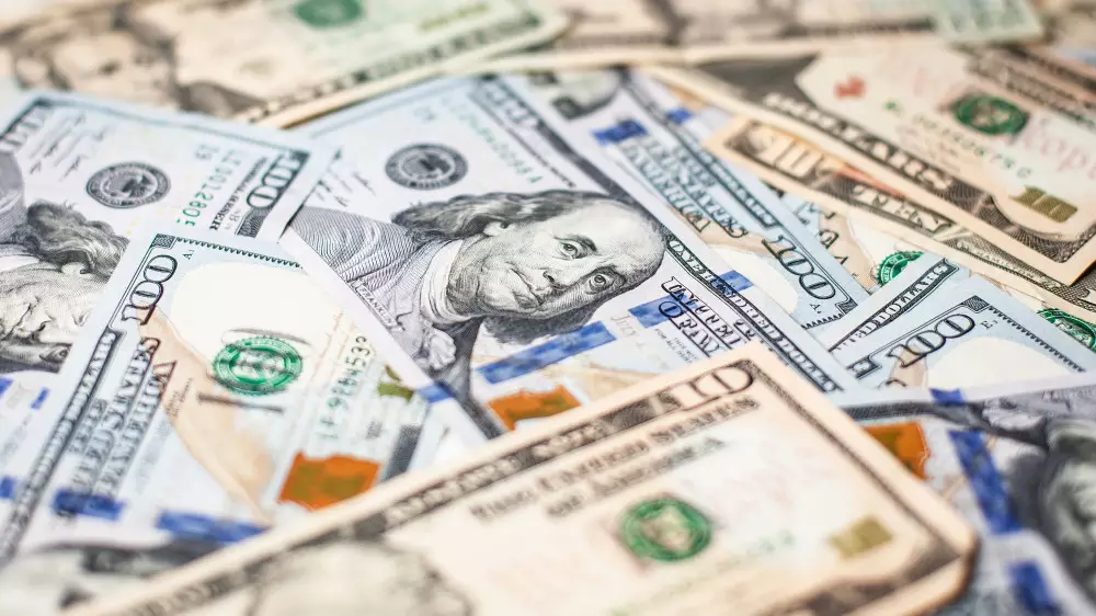 Курс доллара упал на торгах до уровня июля 2024 года