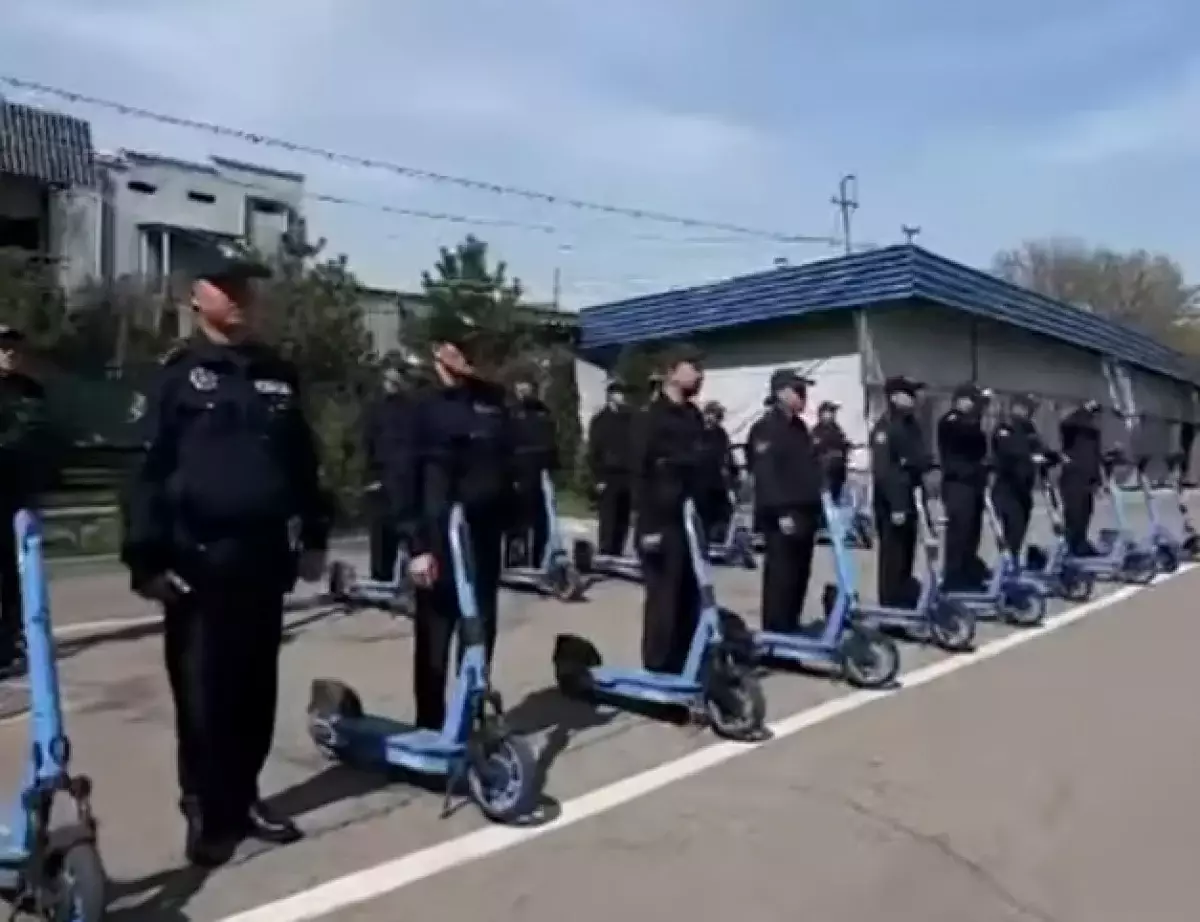 В Алматы полиция на самокатах начала массовые проверки