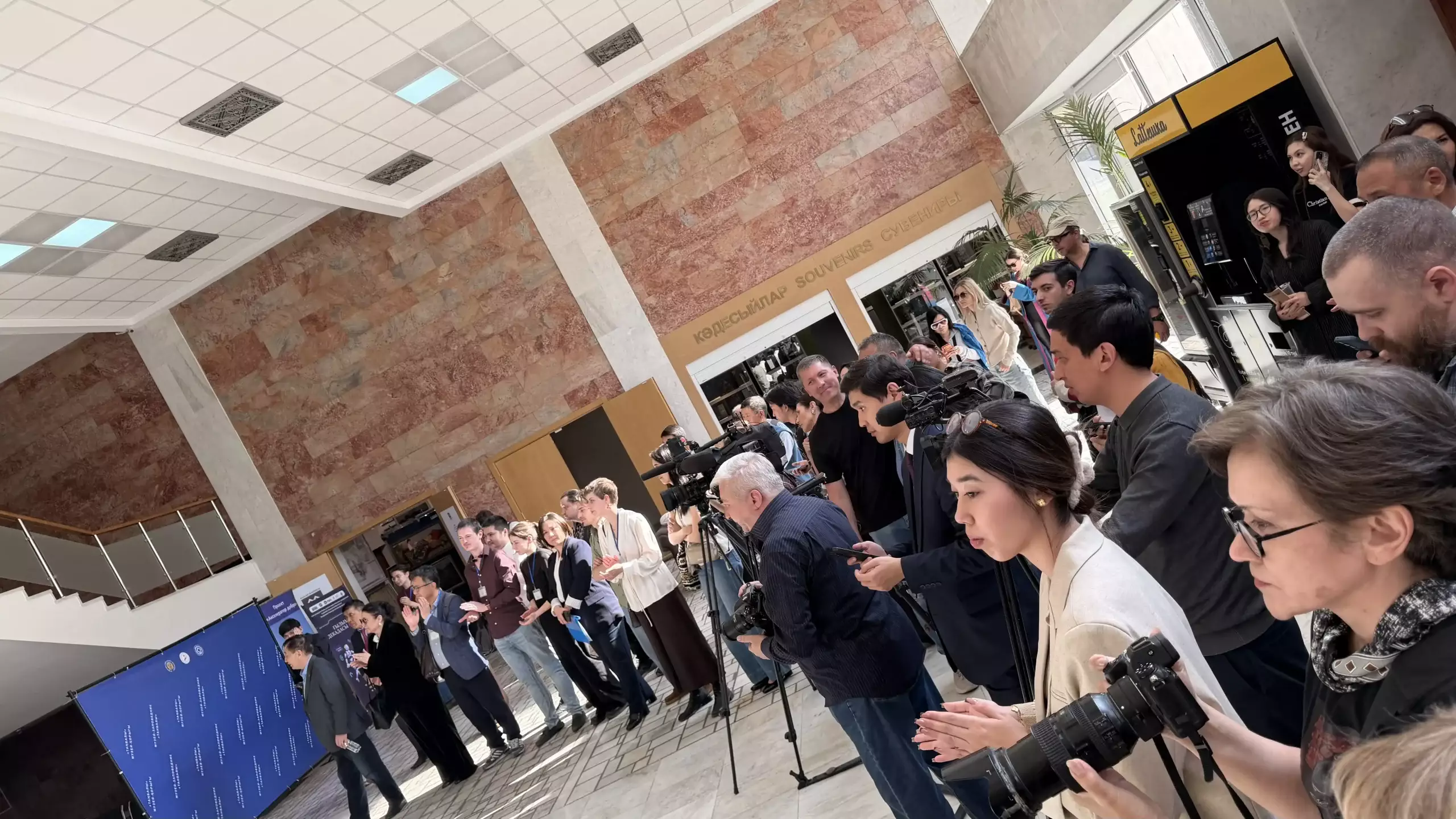 Алматыдағы көрме: Таңбалы петроглифтері жасанды интеллект арқылы жаңғырды