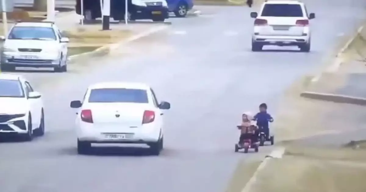  Велосипедпен жолға шығып кеткен екі кішкентай бүлдіршін жұртты шошытты 