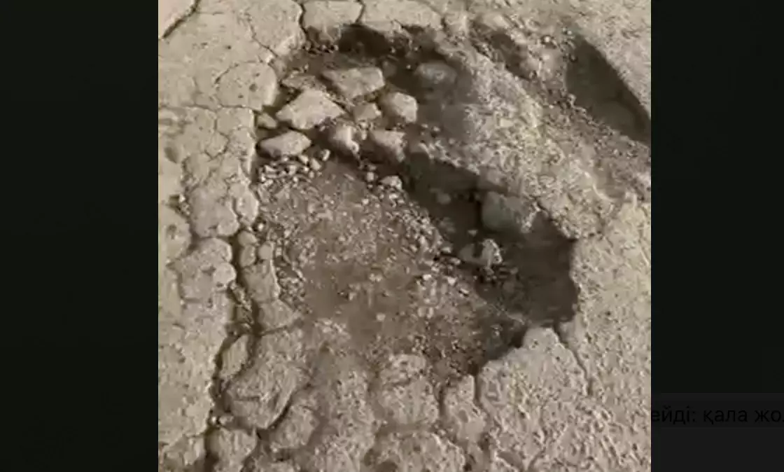 Атырауда шұңқыр көбейді: қала жолы көлікке қауіп төндіріп тұр