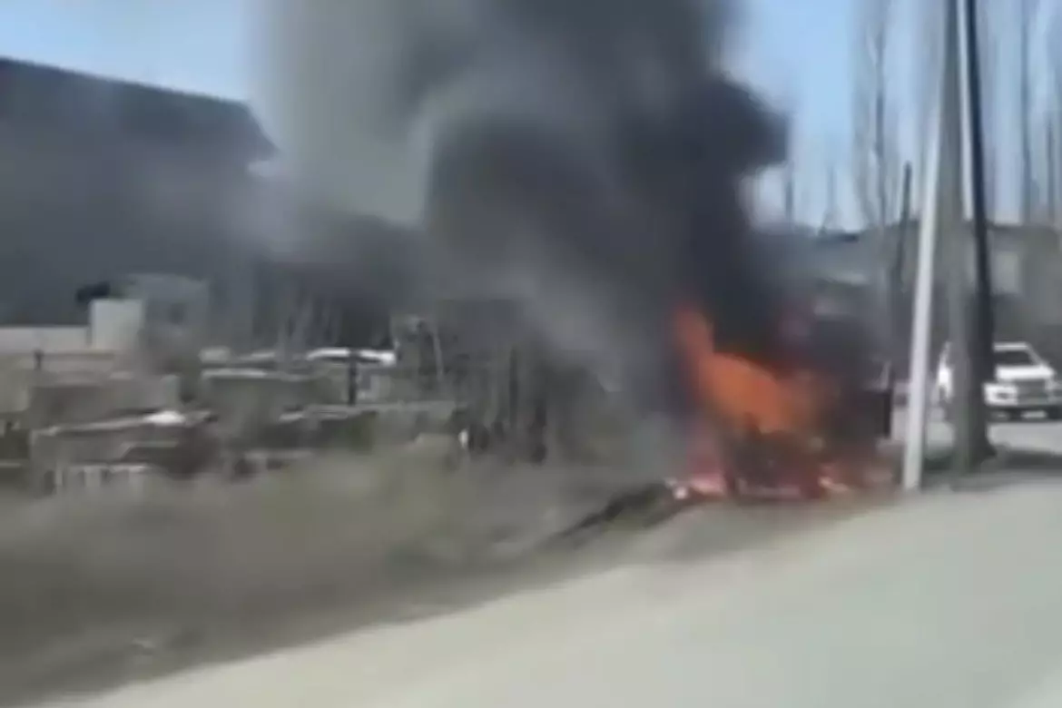 Семейде көлік отқа оранды: жол жиегінде жалын шарпыған от жұртты шошытты