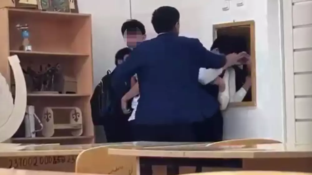 Пощёчины и крики: педагога в Астане уволили после скандального видео