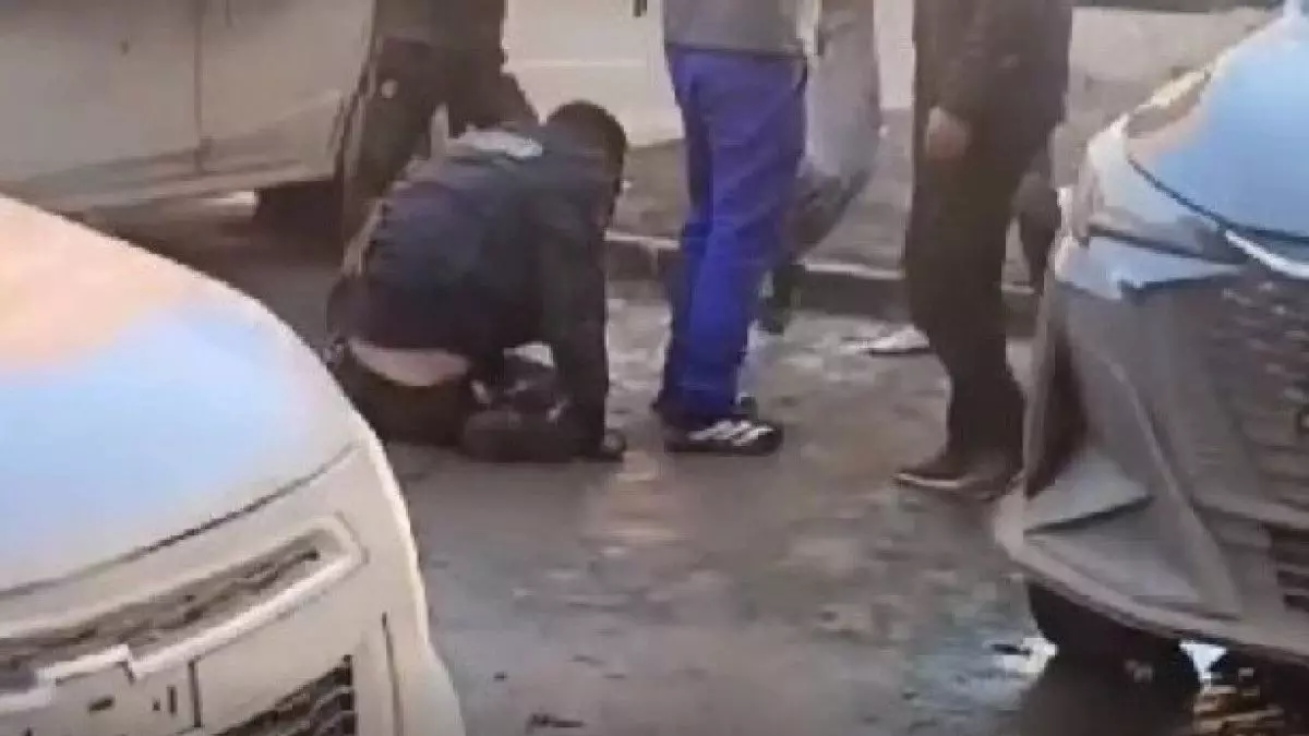 Избившие полицейского в Костанае извинились на камеру