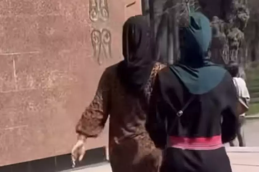 “Ақша сұрайды, бермесең, затыңды алып кетеді“. Алматыда кішкентай қыздар саябақта жүргендерге тиіскен