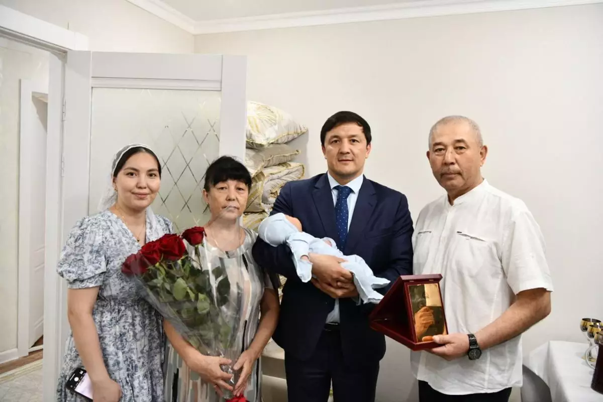 600-мыңыншы ақтөбелікті қала әкімі Азамат Бекет құттықтады