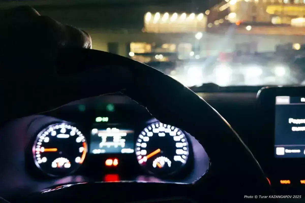 В Талдыкоргане Camry проехала на красный и врезалась в людей на мопеде