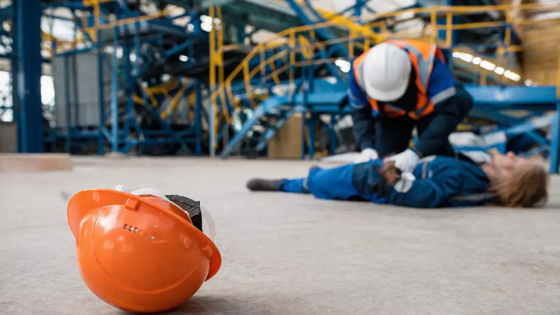 Павлодардағы кәсіпорында жұмысшы биіктен құлап кетті