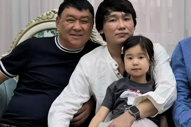 «120 мың теңгеге балаларым жұмыс істемейді»: Қайрат Нұртастың әкесі әнші туралы айтты