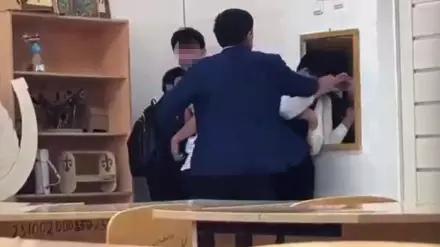 Балаларды балағаттап, қол көтерген: Астанада мұғалім жұмыстан шығарылды