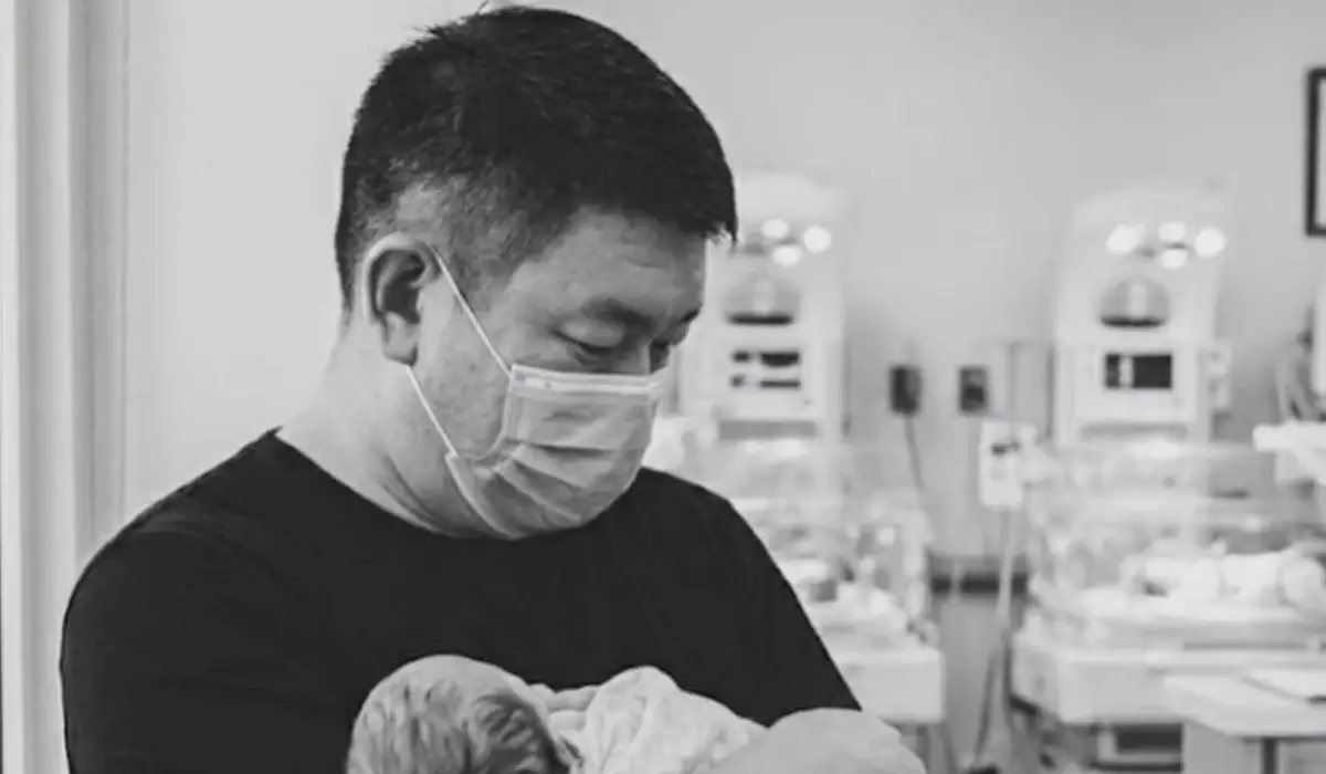 "Моральдық тұрғыдан дайынмын": Жан Мұқановтың сегізінші баласы дүниеге келгені туралы жаңалық пранк болып шықты