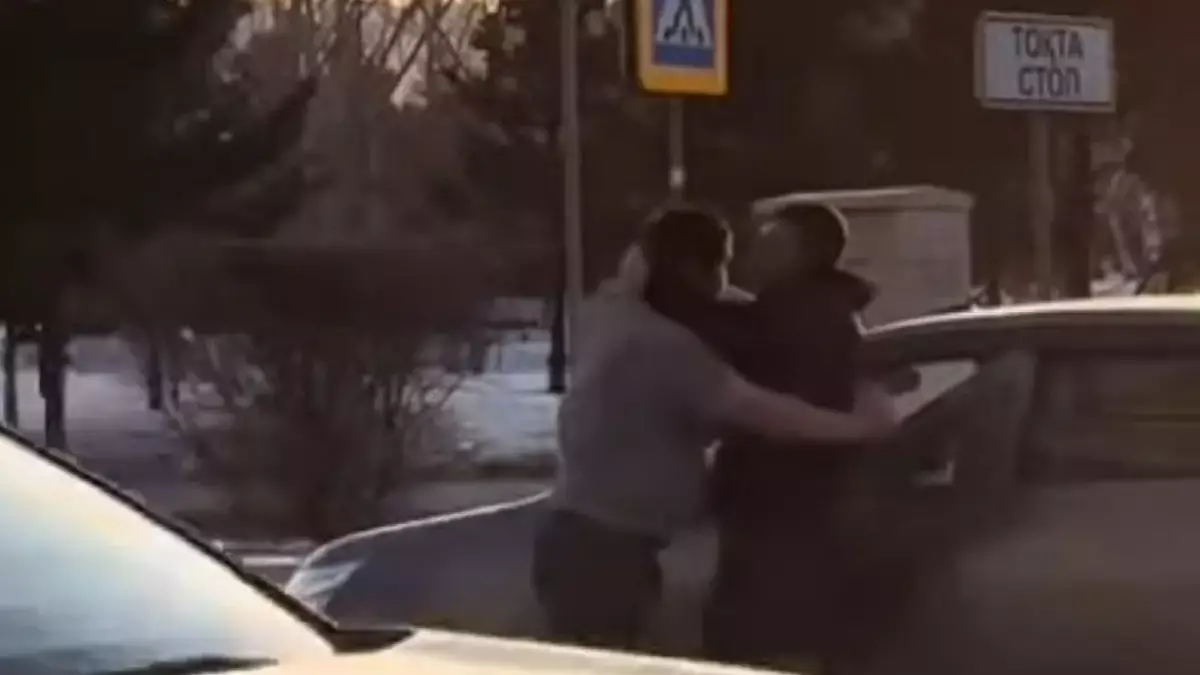 Жолға таласқан: Астанада жүргізушілер көше ортасында төбелес шығарды 
