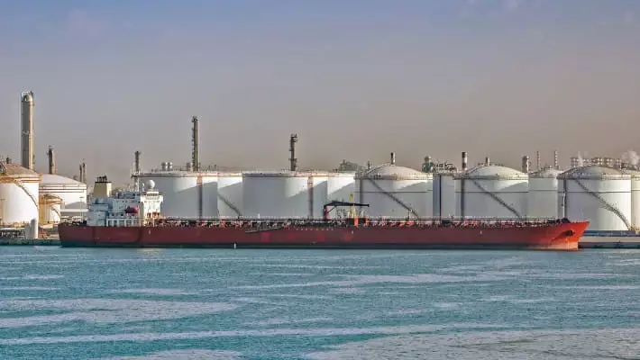 FT: страны Персидского залива хотят построить нефтепроводы в обход Ормуза