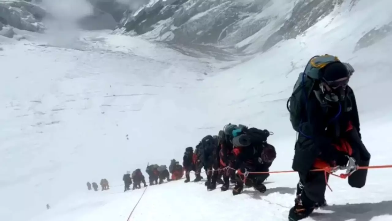 Раскрыта мошенническая схема, связанная с восхождениями на Эверест