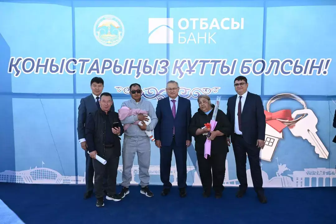 Бейбіт Исабаев кезектегі азаматтарға тұрғын үйлердің кілттерін тапсырды