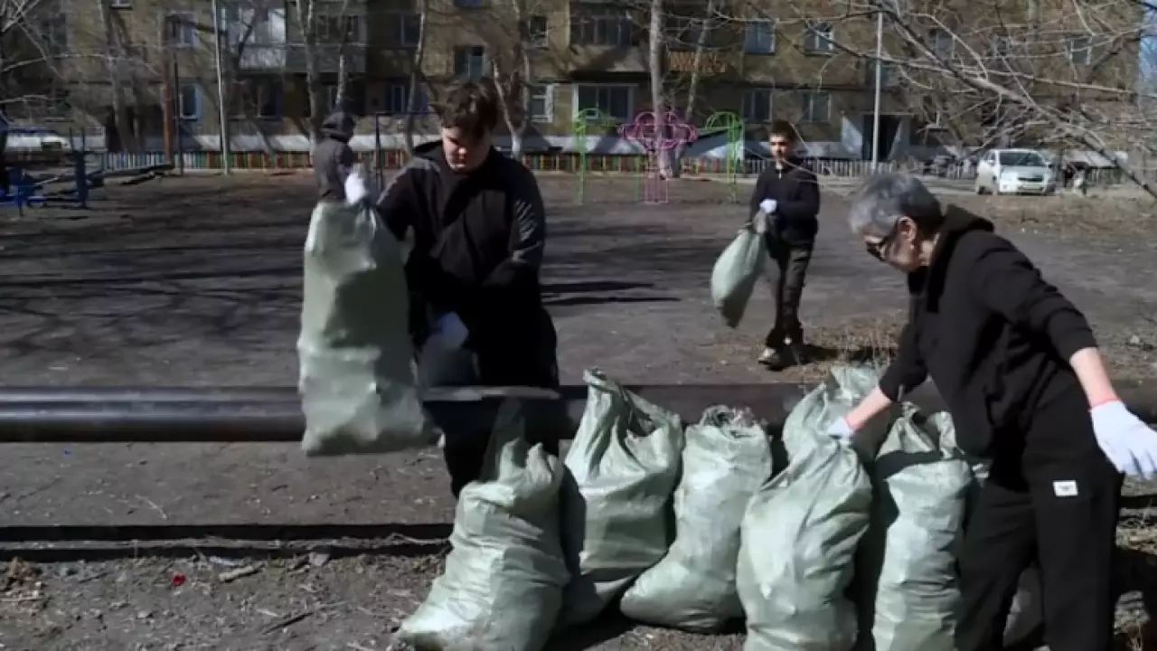 «Таза бейсенбі»: дворы от мусора очистили в Караганде