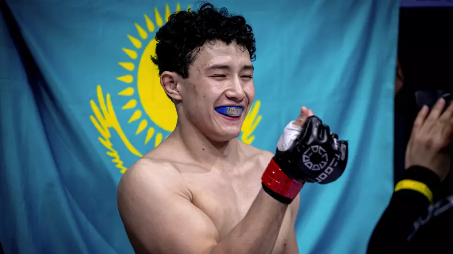 Звездный боец из Казахстана с гонгом финишировал узбекистанца на OCTAGON 85 в Ташкенте