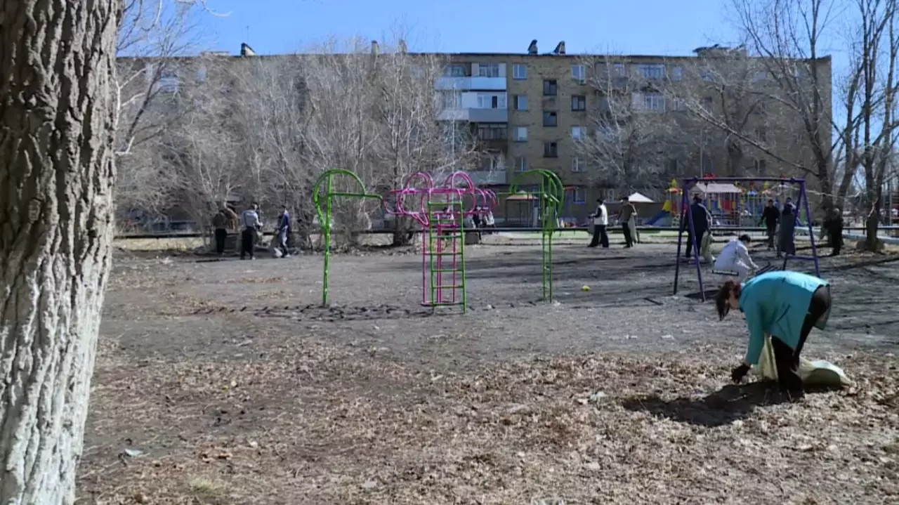Қарағандыда аулалар қоқыстан тазартылды
