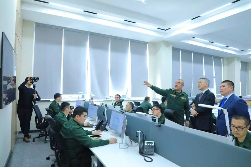 Делегация Казахстана изучает таможенную систему Узбекистана.