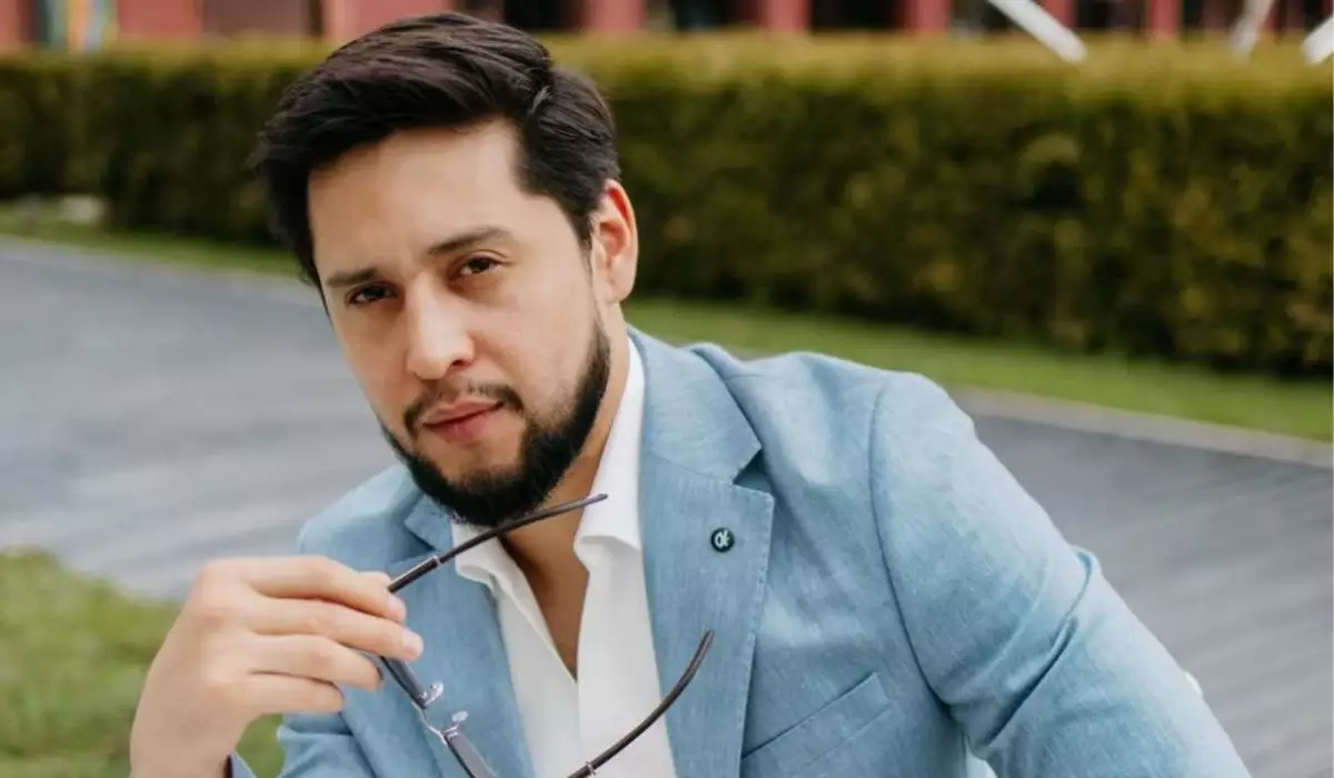 "Мен де оны жапқызайын ба?" Он тәулік жазасын өтеп шыққан Асқар Жұмабек дауласқан қызға ашуланды