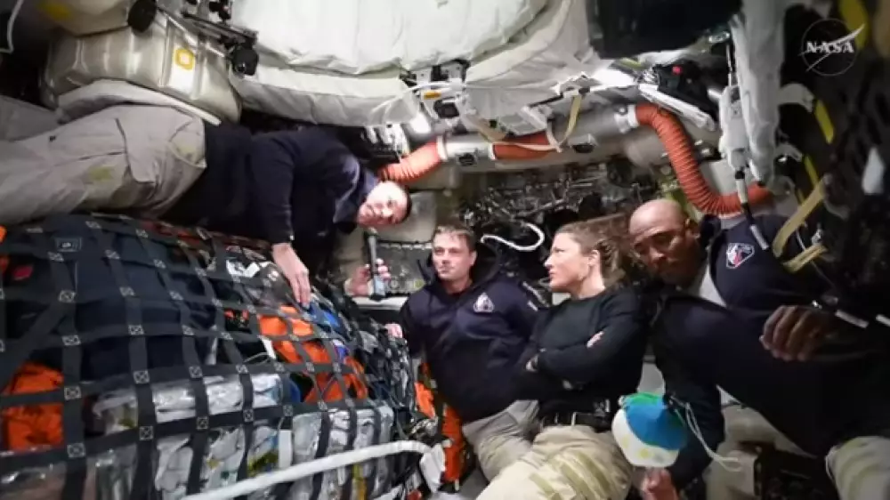 Космический корабль НАСА сошел с орбиты Земли и направляется к Луне