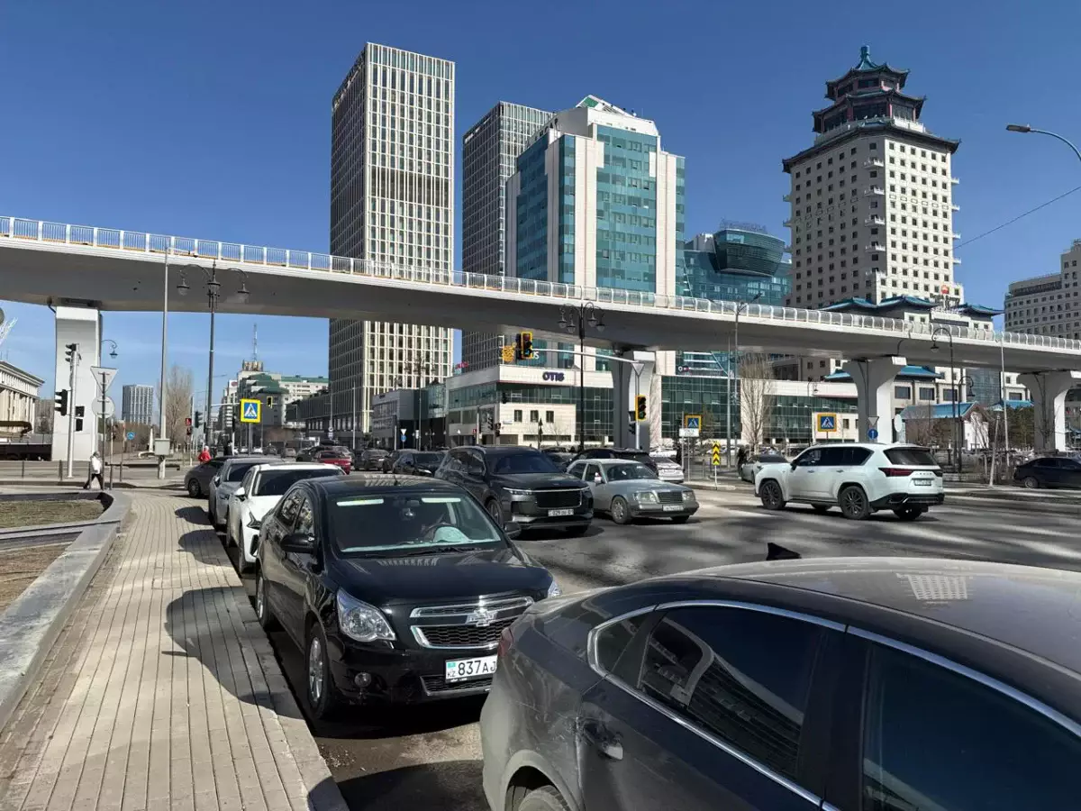 Водители Астаны массово жалуются на узкую дорогу у Abu Dhabi Plaza