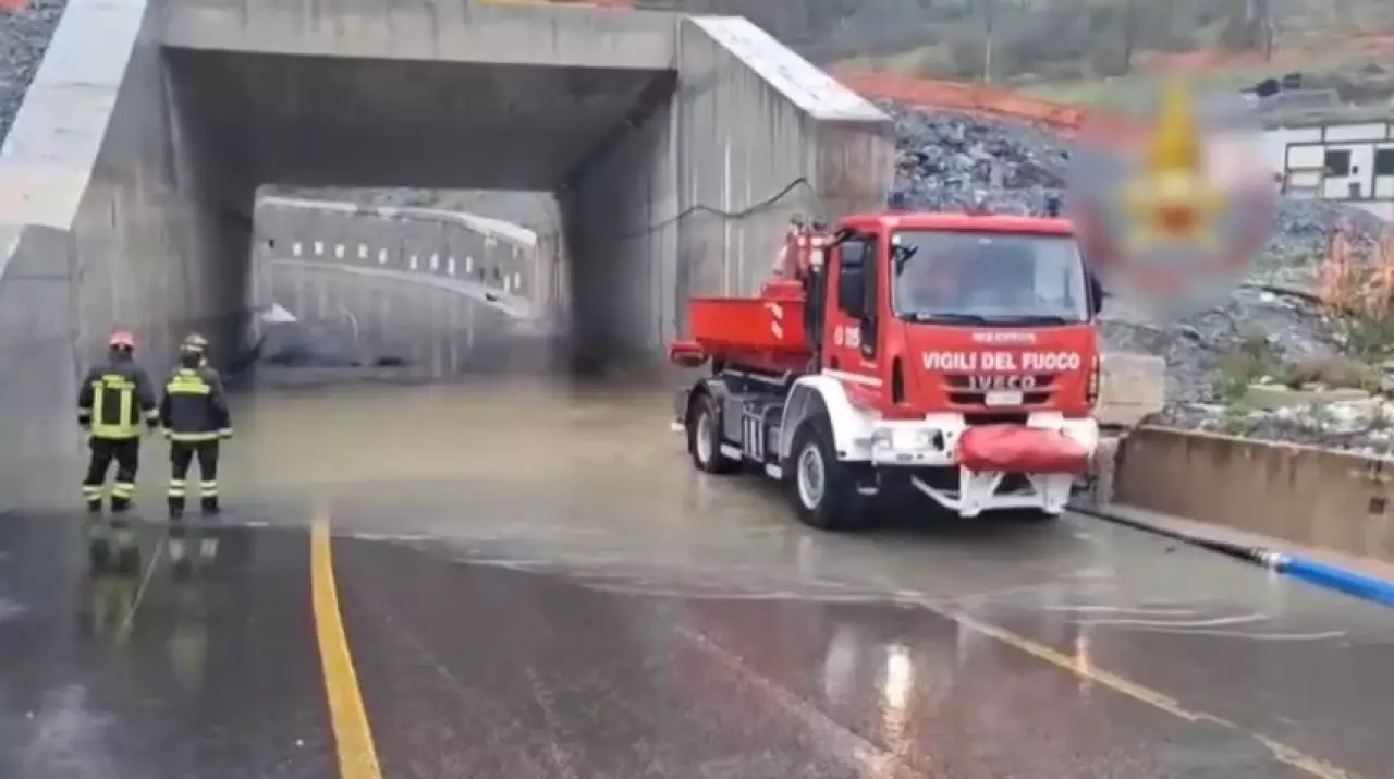 Ливни вызвали наводнения и оползни в Италии