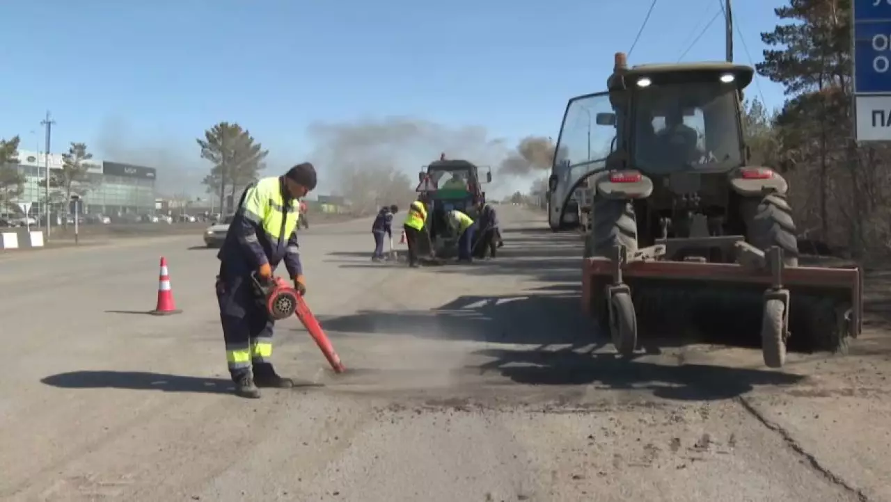 Полицейские выявляют дефекты на дорогах Павлодарской области