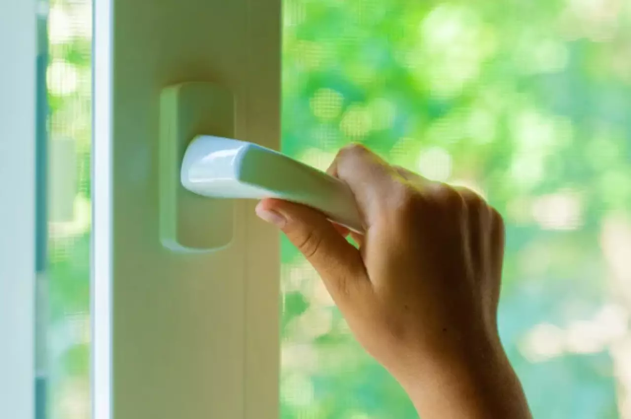 С наступлением тепла растёт риск падения детей из окон