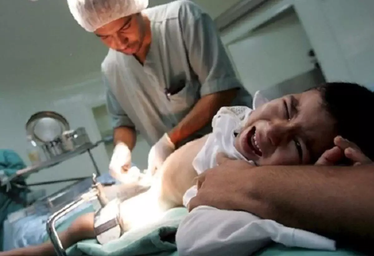 «Жыныс мүшесі қарайып кеткен»: Алматыда 5 жасар бала сүндеттелген кейін зәр шығара алмай қалған