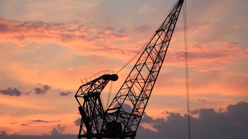 Павлодарда жұмысшы 15 метр биіктен құлап кетті