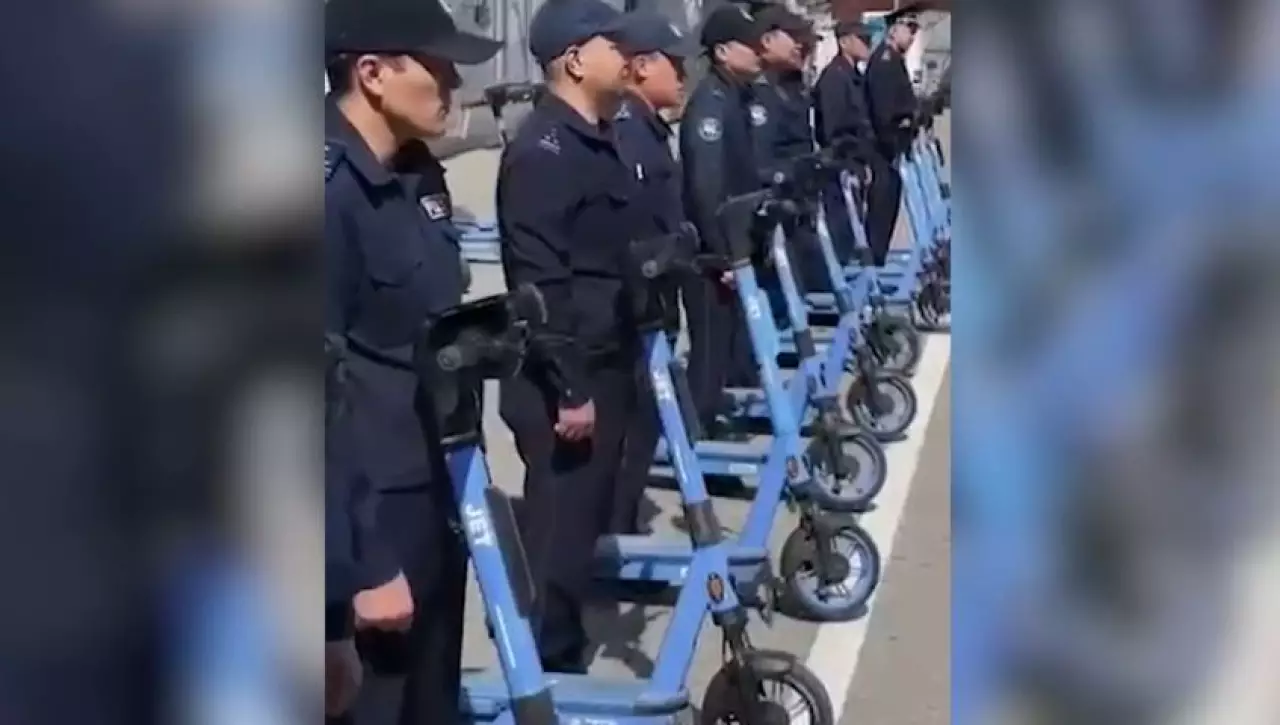 Полицейские Алматы пересели на электросамокаты