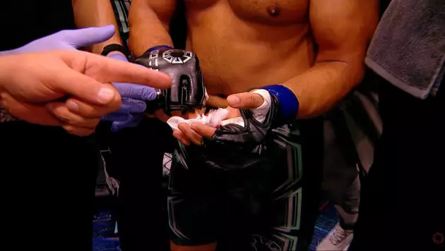 Скандал в Узбекистане: бойца из Казахстана лишили победы, а болельщики в шоке