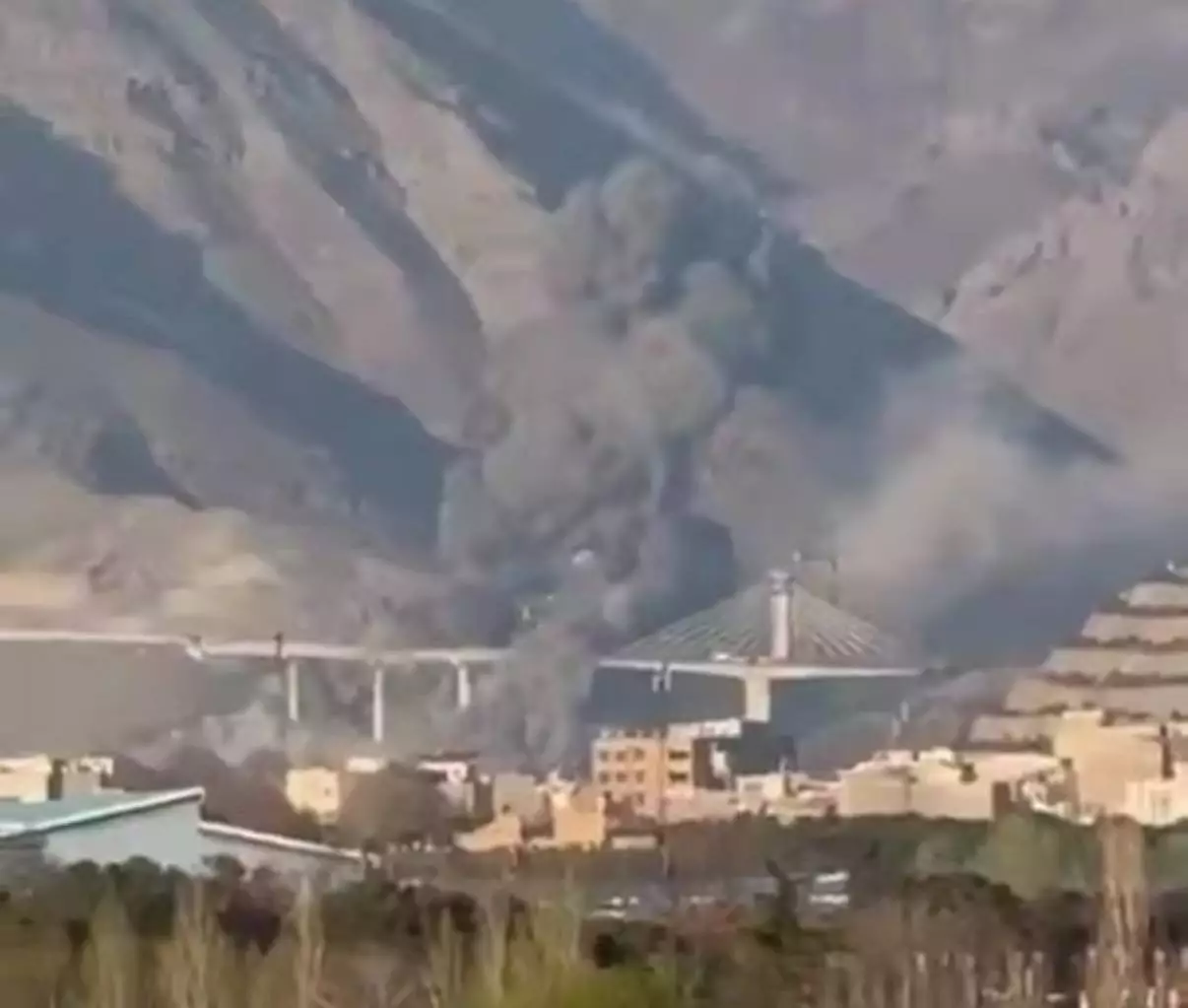 Трамп Иранға ескерту жасады: «Бұл тек бастамасы, келісімге келіңдер»