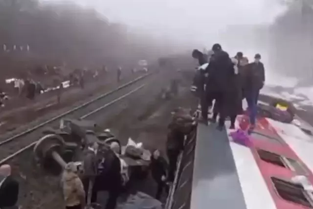 Жантүршігерлік апат: Пойыздың 7 вагоны рельстен шығып кетті