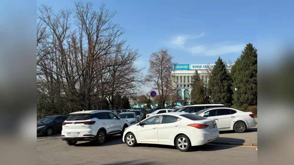 Алматыда әкімдік маңында ретсіз қойылған көліктердің видеосы тарады - полиция не дейді?