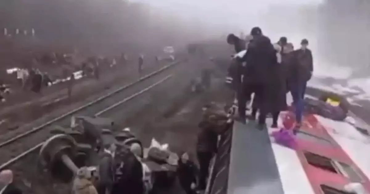  7 вагон рельстен шығып кетті: Ресейде жолаушылар пойызы апатқа ұшырады 