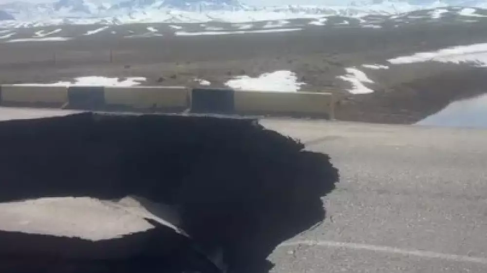 Дорога обрушилась из-за талых вод в Алматинской области - видео