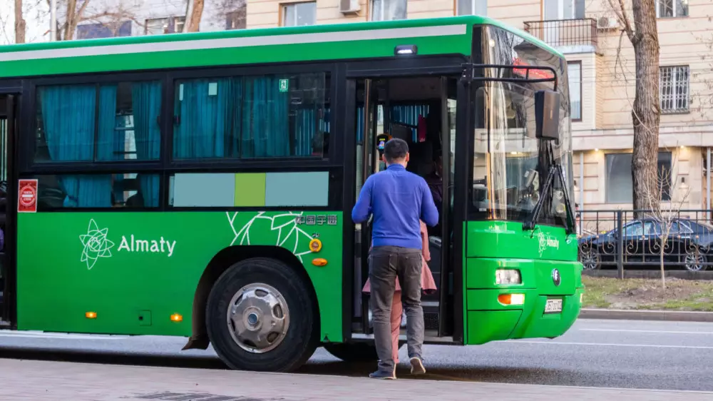 Схемы движения популярных автобусных маршрутов изменят в Алматы