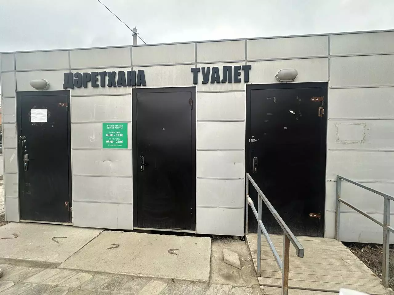 В центре Атырау простаивают уличные туалеты за 38 миллионов