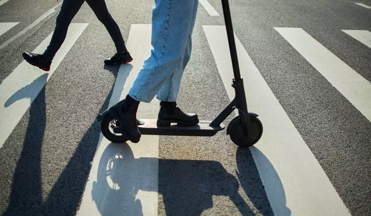 Самокатпен тротуарда жүруге бола ма: Полиция түсіндірді